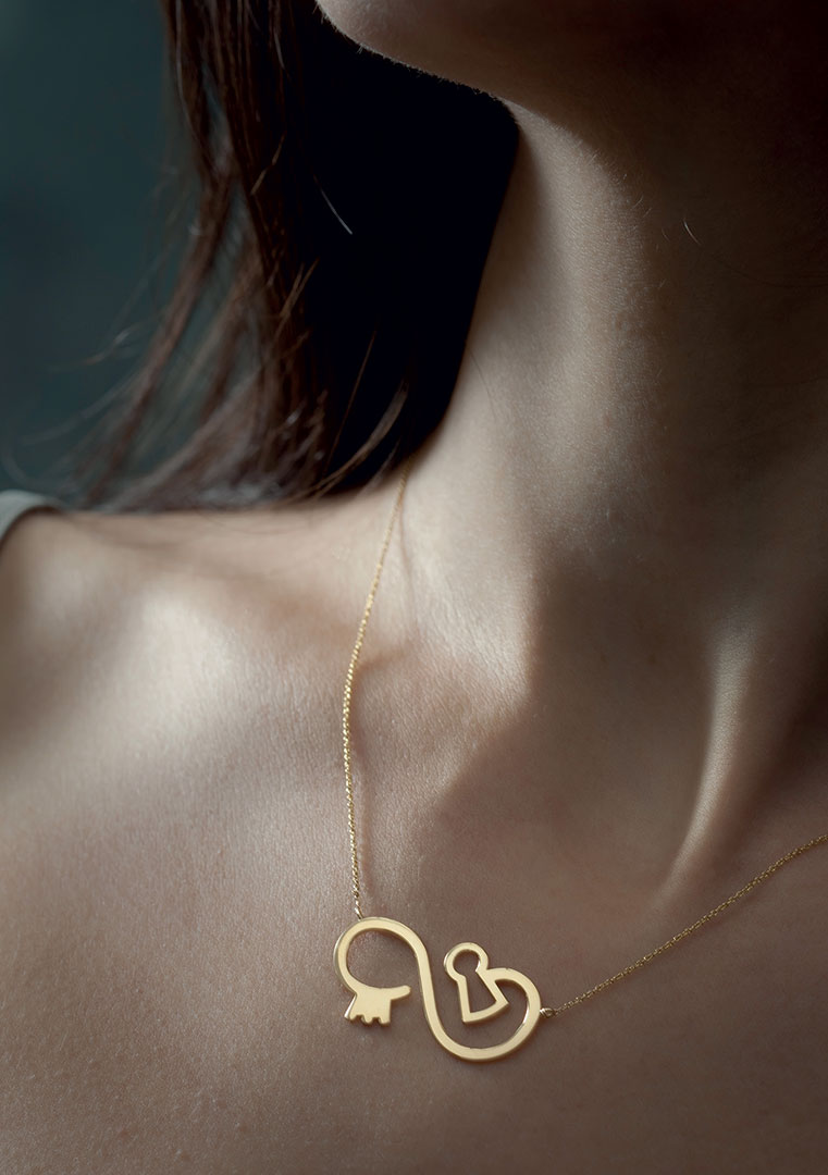 Φωτό γυναίκα με μενταγιόν